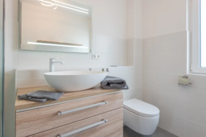 Modernes Badezimmer mit Waschbecken und Toilette